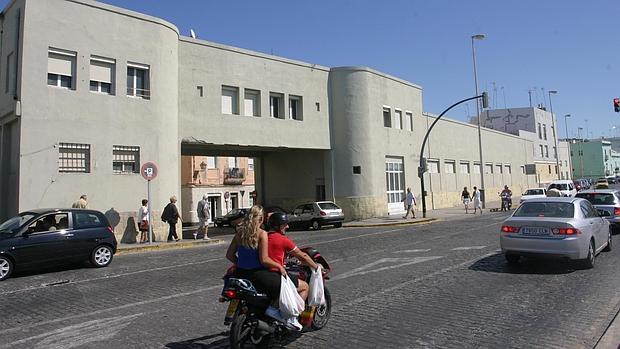 El Ayuntamiento de Cádiz ordena el desalojo del local de la Asociación de Vecinos San Juan