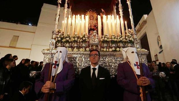 Ruiz Gené, ante el palio de la Virgen de la Trinidad de la que también es capataz