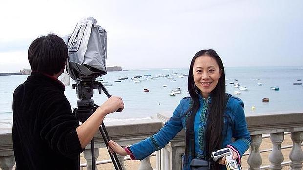 Una periodista china durante su visita a la Caleta