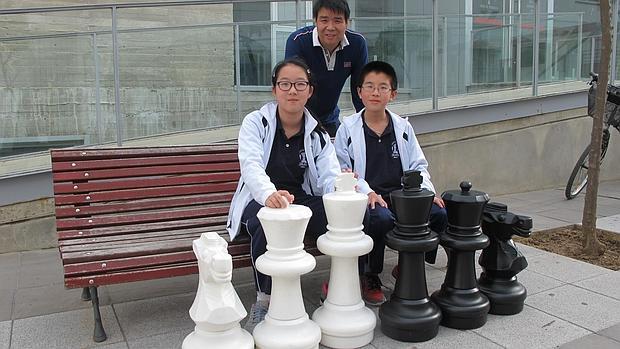 Jiayuan y Xinliang, junto a su padre Weichang, en el club Celada