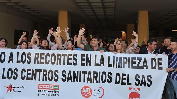 Convocan una huelga indefinida de limpieza en el Hospital de Puerto Real