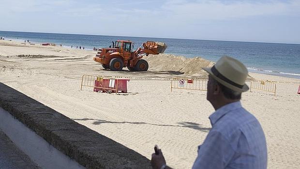 Las máquinas comienzan a reparar las playas de la capital gaditana