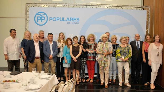 Empresarios del sector turístico de Cádiz con miembros de la candidatura del PP