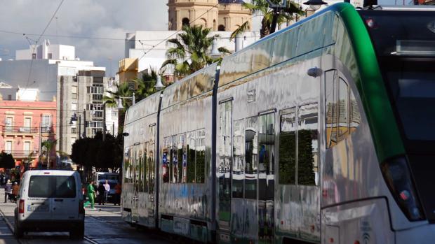 El tranvía recorre la calle Real durante sus pruebas de 2014