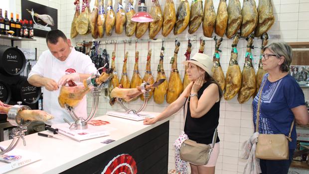 Antonio Rodríguez Baena en su charcuteria ecijana