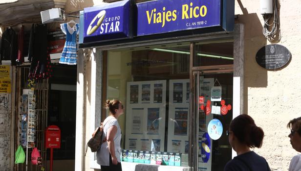 Los gaditanos, a la búsqueda de la oferta para las vacaciones de verano