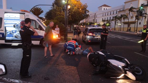 Un herido al colisionar una moto y un coche en la Cuesta de las Calesas