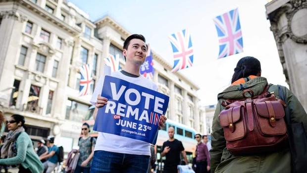 Un voluntario de la campaña por la permanencia en la UE