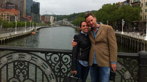 Adam Bryer, con su mujer Mercedes Rojas