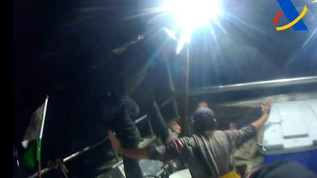 Espectacular asalto a un pesquero con droga frente a las costas de Cádiz