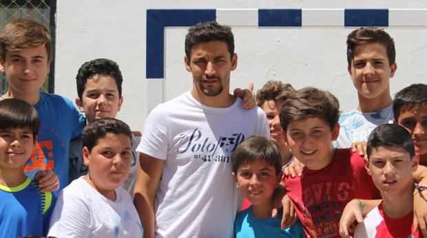 Navas, en el patio de su colegio, que ahora dirige su hermano Paco