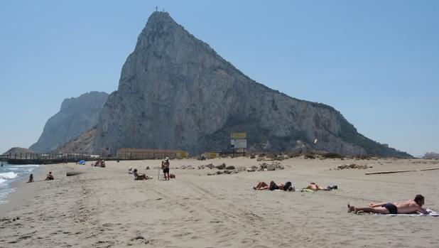 Las fuertes corrientes obligan a cerrar al baño una zona de playa en La Línea