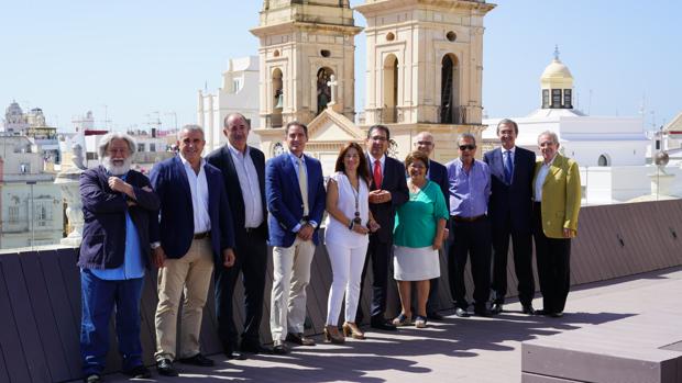 Los miembros del patronato de la Fundación Cajasol, este viernes en Cádiz.