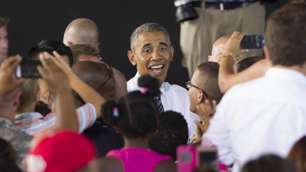 Obama saluda en la Base de Rota