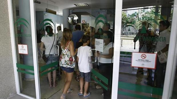 Salud intenta paliar las carencias sanitarias en Cádiz con siete contrataciones más