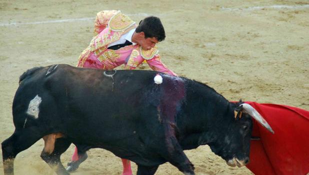 Dos jóvenes que aprietan