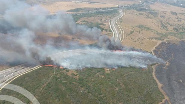 Un incendio forestal en La Línea obliga a cortar la autovía A-383