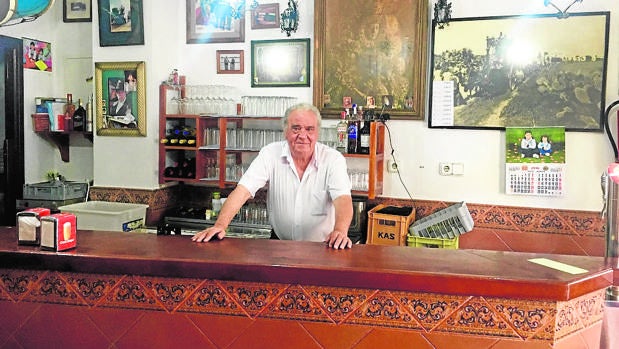 Francisco Romero posa orgulloso en la barra de su bar