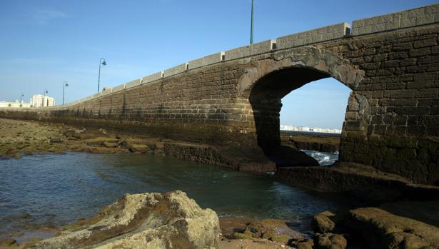 Rescatados tres turistas tras saltar al agua desde el puente canal en La Caleta