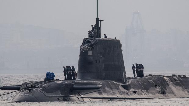 Un submarino nuclear británico choca con un buque tanque en aguas de Gibraltar