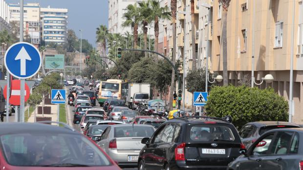 Conexión del segundo puente con la avenida de Las Cortes, atestada de automóviles.