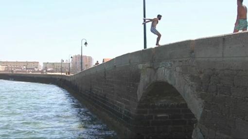 El puente de la Caleta en Cádiz, visto desde la TV nacional