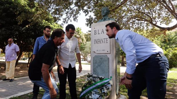 El alcalde, José María González; el concejal delegado de Memoria Democrática, Martín Vila y el concejal de Fiestas, Adrián Martínez de Pinillos rinde homenaje a Blas Infante