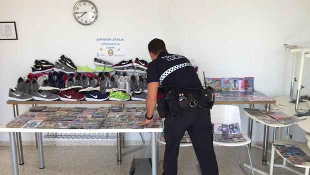 Un agente de la Policía Local de Castilleja junto al material intervenido