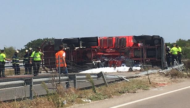 Agentes de bomberos y Guardia Civil controlan el camión siniestrado