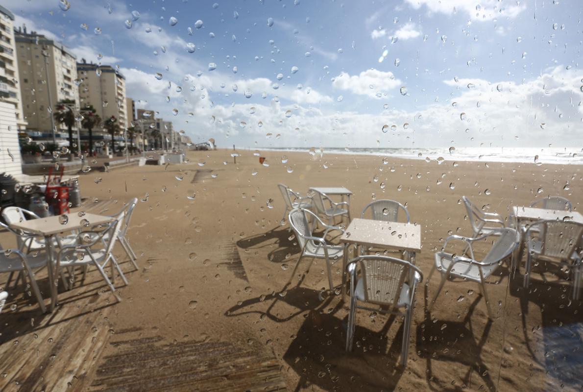 Los intervalos nubosos en Cádiz calman el viento