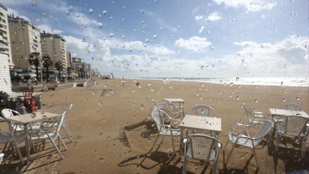 Los intervalos nubosos en Cádiz calman el viento