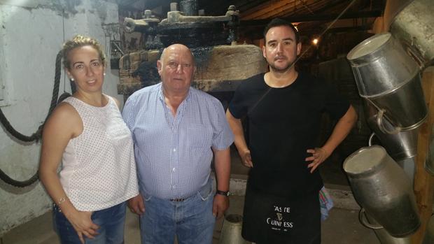 Carmen, Rafael y Manuel Romero, tío y sobrinos, en el interior de la bodega