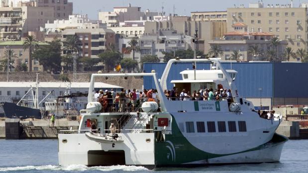 Suspendidos los catamaranes entre Cádiz y Rota por el temporal