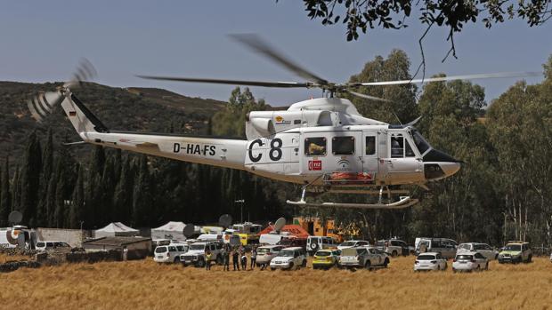 Un helicóptero despega del Puesto de Mando Avanzado del Infoca