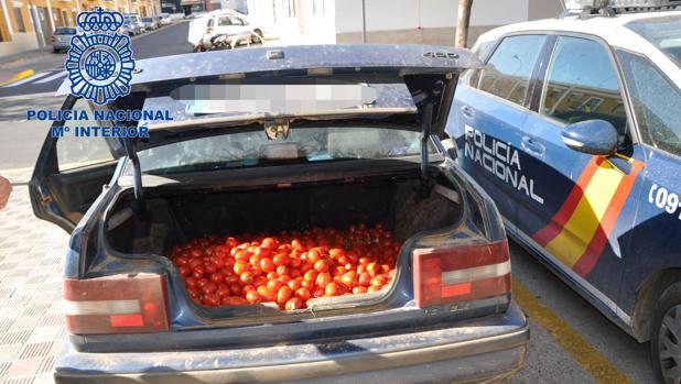 Los arrestados fueron sorprendidos por los agentes con tres vehículos cargados con tomates