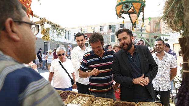 El alcalde, entre Martín Vila y Fran González, en la inauguración del Mercado Andalusí en la Catedral.