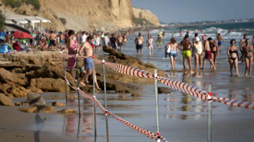 Las labores en el acantilado de Conil concluyen sin más víctimas