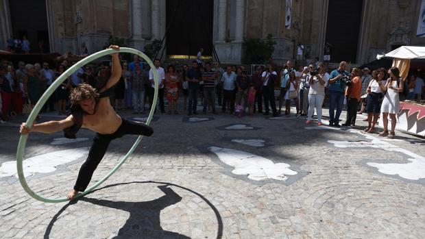 El Pópulo y la Catedral se disfrazan de Cádiz medieval