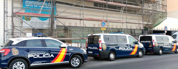 Varios coches de policía frente a la sede es la Tesoría esta mañana en Cádiz