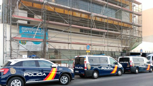Varios coches de policía frente a la sede de la Tesorería este martes en Cádiz