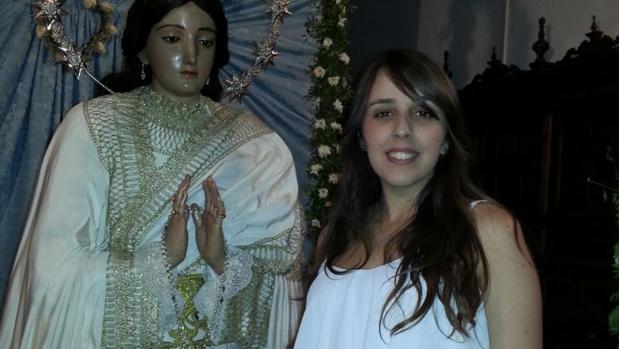 Carmen Gutiérrez, junto a la Purísima Concepción, en una imagen de archivo