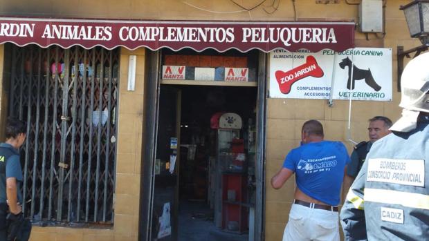 Un incendio en una tienda de animales en Conil obliga a evacuar a varios animales