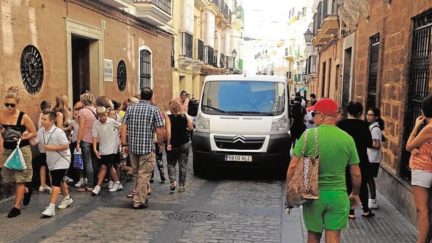 Plan C propone que los vehículos circulen a 20 km/ h por el centro de Cádiz