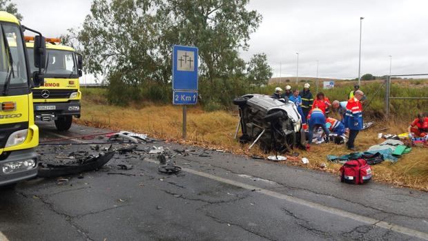 Aparatoso rescate de un conductor atrapado en su coche tras sufrir un accidente en Chiclana