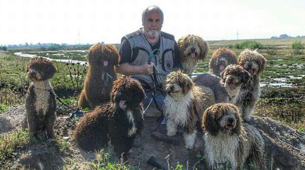 El criador Antonio Tinoco «Marismeño», con cuatro de sus ejemplares