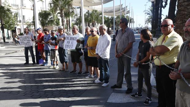 Un grupo de parados se encadena por el empleo ante el Ayuntamiento de Cádiz