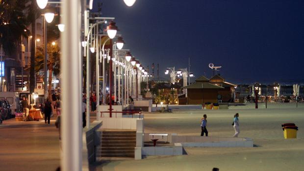 Este verano, el equipo de Gobierno decidió la supresión de la iluminación de la playa.