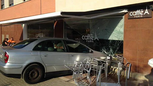 El vehículo se empotró contra el muro de cristal de la cafetería Caffe París de Dos Hermanas