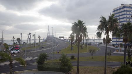 La rotonda del puente distribuye los tráficos a tres avenidas: de la Bahía, de Huelva y las Cortes.