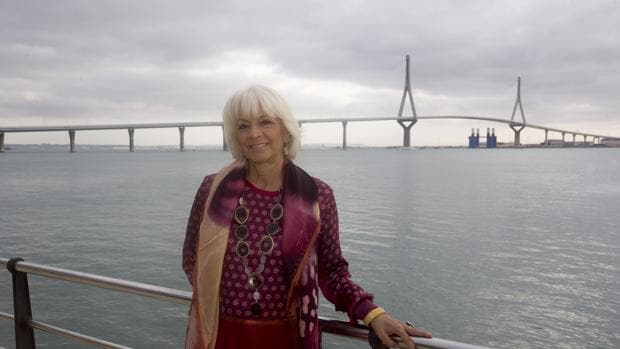 La que fuera alcaldesa de Cádiz entre 1995 y 2015, posaba el pasado jueves ante el puente de la Constitución de 1812, en cuya construcción tuvo un papel fundamental.